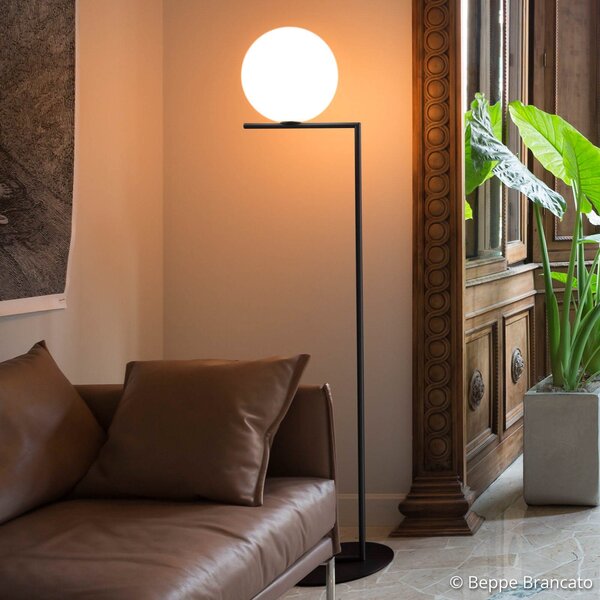 FLOS IC F1 Lampadar negru Ø 20 cm, reglabil, Negru, Camera de zi / sufragerie, Metal, Design
