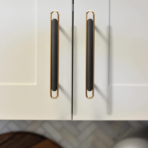 Maner metalic pentru mobilier, model Kelen, distanta dintre gauri = 128 | 224 mm, finisaj auriu lucios/negru mat