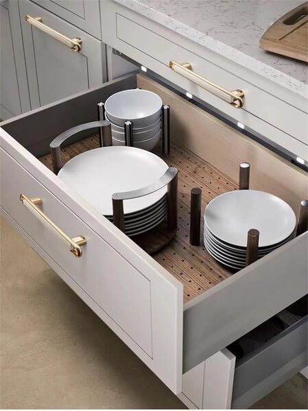 Maner metalic pentru mobilier, model Kelen, distanta dintre gauri = 128 | 224 mm, finisaj auriu lucios/alb