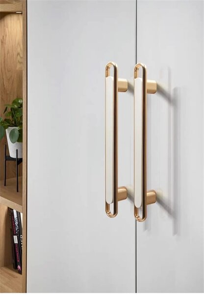 Maner metalic pentru mobilier, model Kelen, distanta dintre gauri = 128 | 224 mm, finisaj auriu lucios/alb
