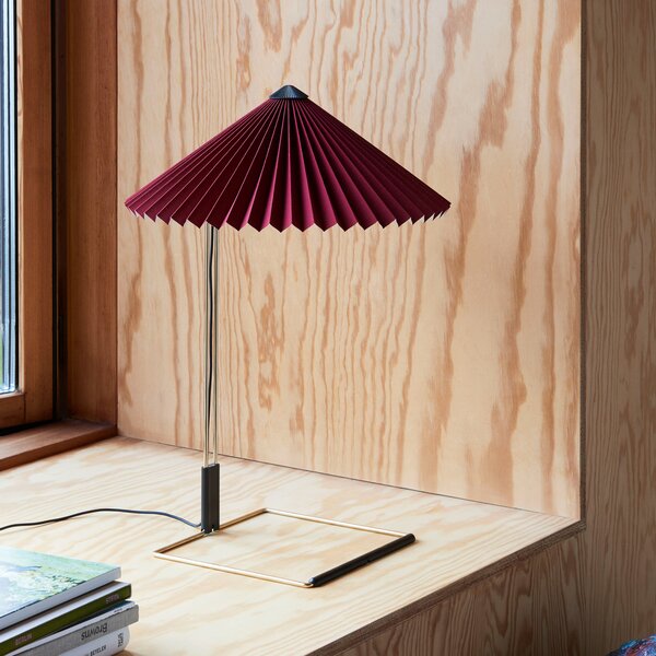HAY Matin 380 Lampă de masă plisată cu LED, roșu oxidat, reglabil, Roșu, Camera de zi / sufragerie, Metal, Design