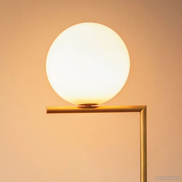 FLOS IC F1 lampadar, alamă periat, reglabil, Auriu / Alamă, Camera de zi / sufragerie, Metal, Design