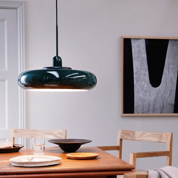 Dyberg Larsen Lampă suspendată Planet, verde închis, Ø 40 cm, metal, reglabil, Verde, Camera de zi / sufragerie, Metal, Design