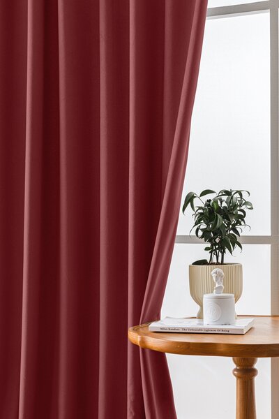 Draperie opaca culoarea vinului VELVET 135x250 cm Agățat: Inele metalice