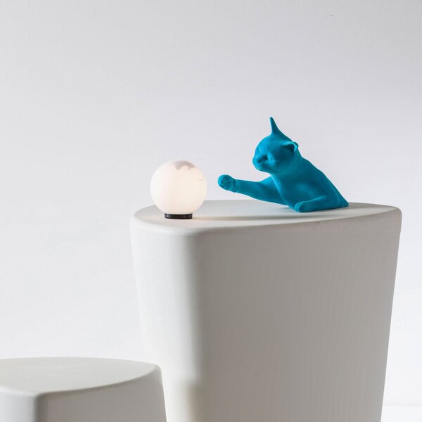 Karman Lampă de masă Maoo, ceramică albastru deschis, figurină pisică din sticlă, Camera de zi / sufragerie, Ceramică, Design