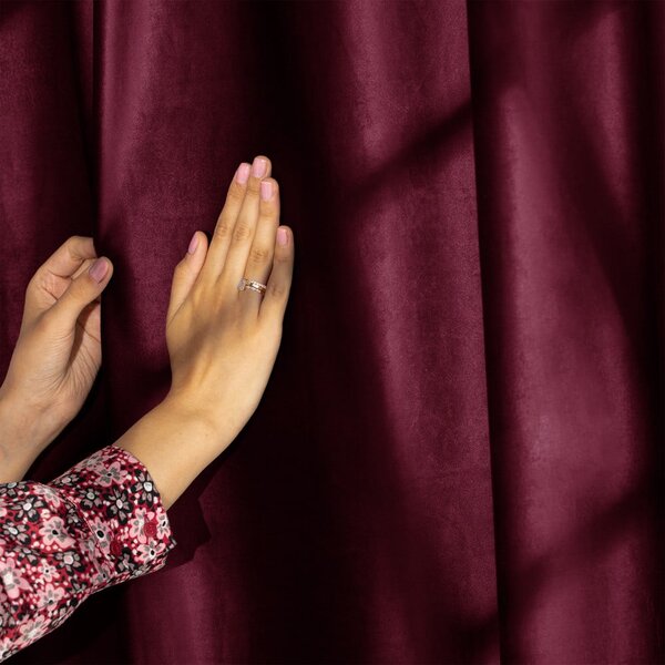Draperie burgundy dimout (semi-opacă) din catifea 140x245 cm Eyelets – Restilo