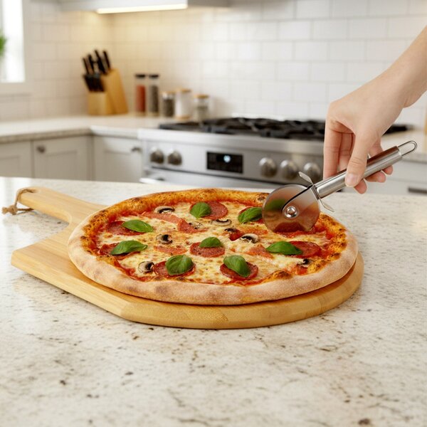 Set 3 piese pentru pizza: piatră ceramică pentru copt Vilde - suport din lemn de salcâm (acacia) și tăietor rotativ