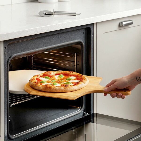 Set 3 piese pentru pizza: piatră ceramică pentru copt Vilde - suport din lemn de salcâm (acacia) și tăietor rotativ