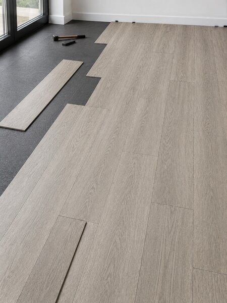 Parchet LVT 8003-26 Gri Aspect Lemn - Pardoseala Vinil 2.5 mm, Clasa Trafic 33 2.2 mp = 1 cutie ( 14 buc 15 x 1050 cm)