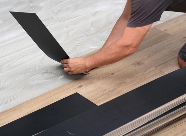 Parchet LVT 8003-26 Gri Aspect Lemn - Pardoseala Vinil 2.5 mm, Clasa Trafic 33 2.2 mp = 1 cutie ( 14 buc 15 x 1050 cm)