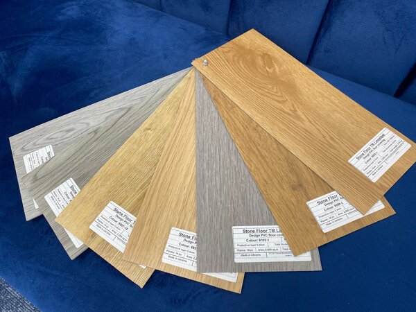 Parchet LVT 8003-26 Gri Aspect Lemn - Pardoseala Vinil 2.5 mm, Clasa Trafic 33 2.2 mp = 1 cutie ( 14 buc 15 x 1050 cm)