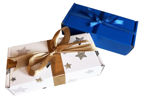 SET 20 cutii cu autoformare 16,5x8,5x4 cm tiparite cu stelute aurii-argintii-negre si plastifiate lucios