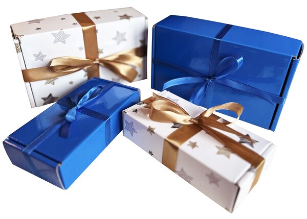 SET 20 cutii cu autoformare 16,5x8,5x4 cm tiparite cu stelute aurii-argintii-negre si plastifiate lucios