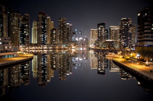 Fototapet Linia orizontului orașului cu lumini care se reflectă pe apă, Fototapet skyline, Fototapet populare, u53311 - Tapeko.ro
