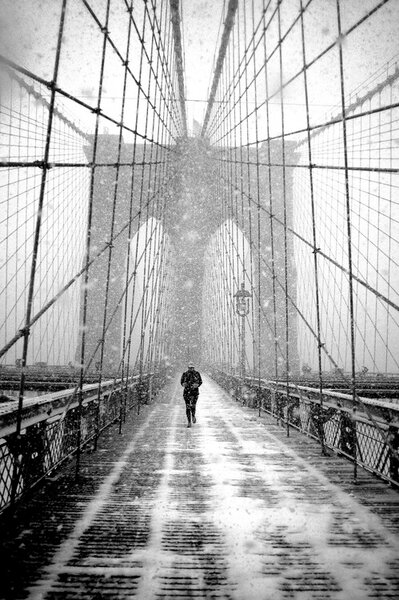 Fotografie New York Walker in Blizzard - Brooklyn Bridge, Martin Froyda