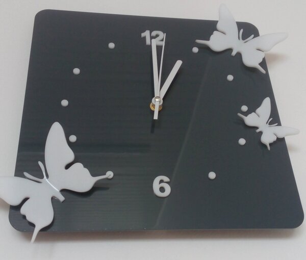Ceas de perete modern din plastic - Fluturi, Culoare: gri, alb, Dimensiune: 30x30 cm