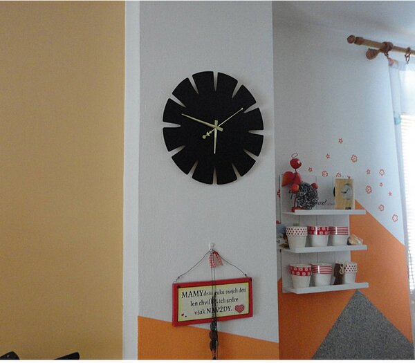Ceas de perete din lemn, un cadou elegant pentru interior - SPECTRA