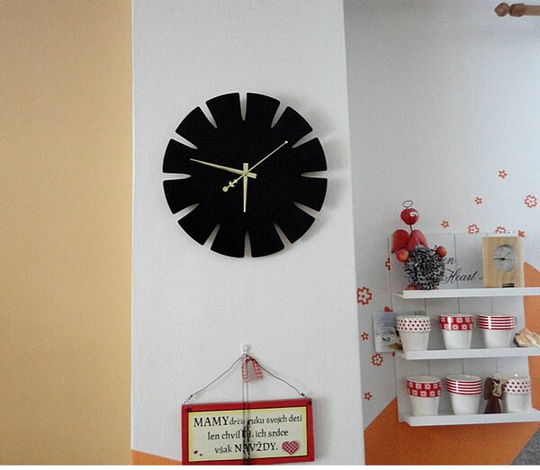 Ceas de perete din lemn, un cadou elegant pentru interior - SPECTRA