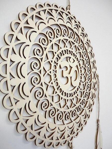 OM Mandala – captator de vise din lemn pentru perete | AURAVIA