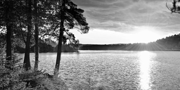Tablou lac de munte alb-negru