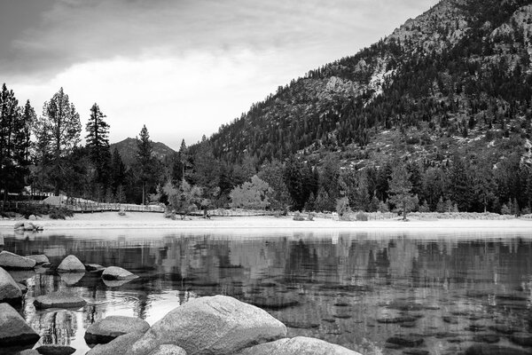 Tablou lac de munte în natura scenică alb-negru