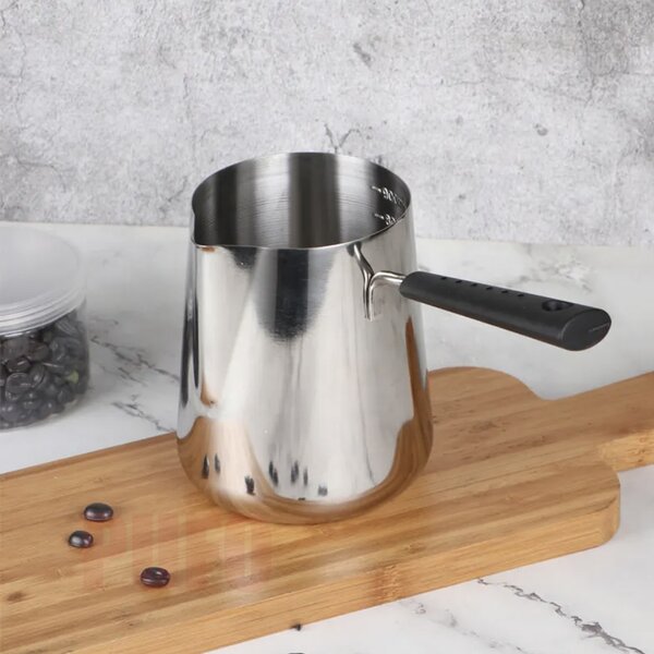 Ibric gradat din inox Pufo Coffee cu maner ergonomic, 1 L– ideal pentru cafea, lapte sau topit ciocolata
