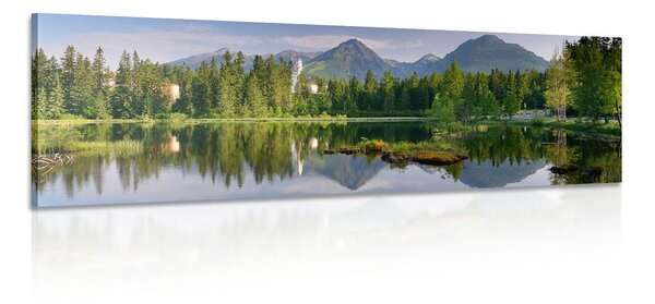 Tablou panoramă inedită a munților lângă lac