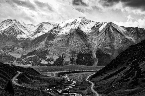 Tablou panoramă muntoasă alb-negru