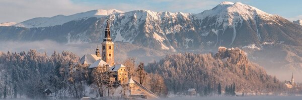 Tablou biserică lângă lac în Bled Slovenia