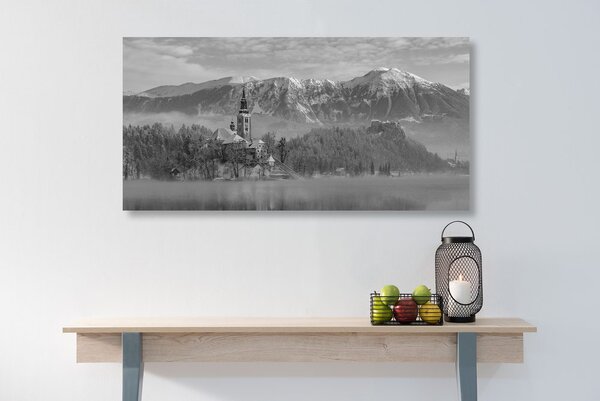 Tablou biserică lângă lac în Bled Slovenia alb-negru