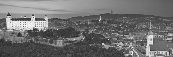 Tablou seară în Bratislava alb-negru