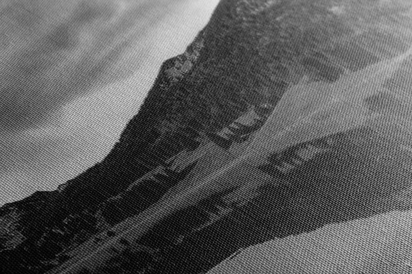 Tablou lacul sub dealuri în design alb-negru