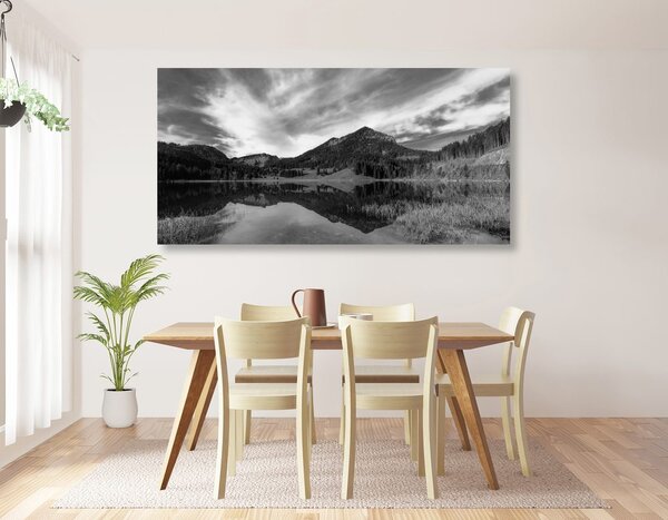 Tablou lacul sub dealuri în design alb-negru