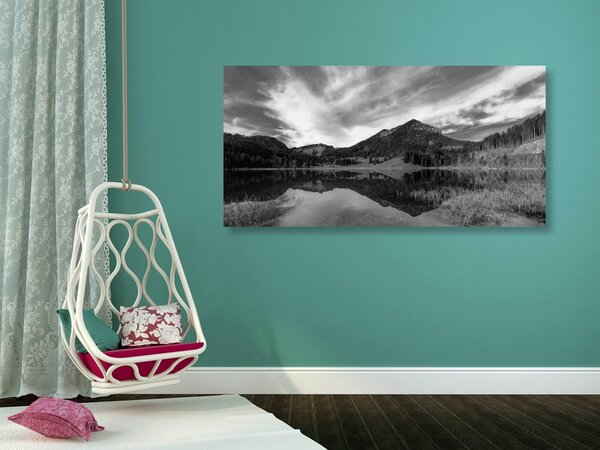 Tablou lacul sub dealuri în design alb-negru