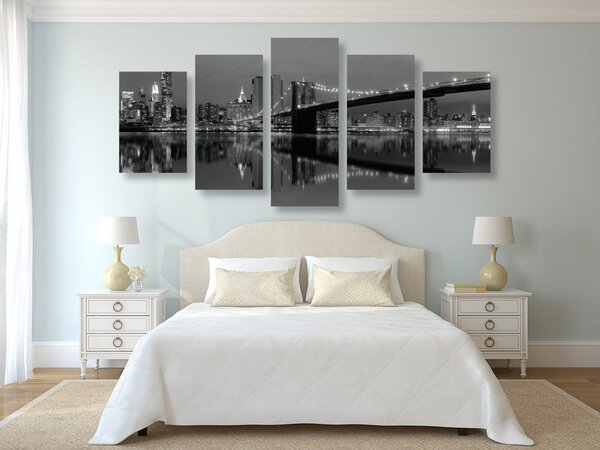 Tablou 5-piese reflexie Manhattanului în apă în design alb-negru