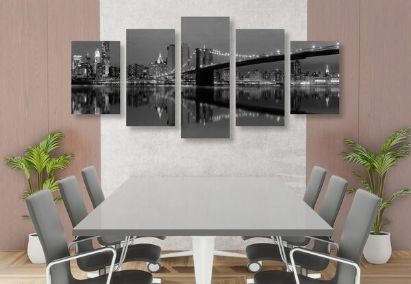 Tablou 5-piese reflexie Manhattanului în apă în design alb-negru