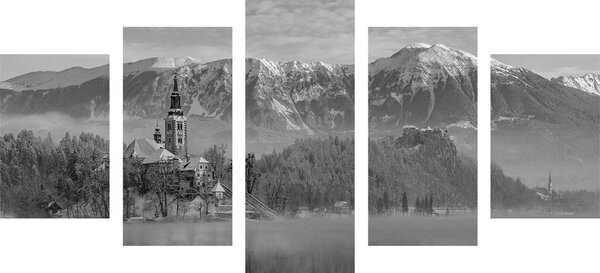 Tablou 5-piese biserica lângă lacul Bled din Slovenia în design alb-negru