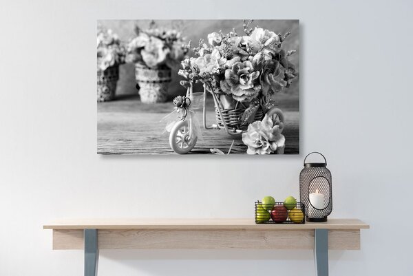 Tablou garoafă roz romantică într-o atingere vintage în design alb-negru