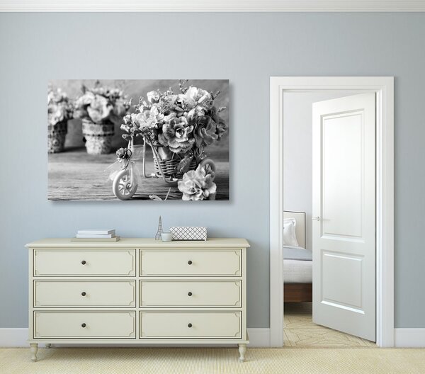 Tablou garoafă roz romantică într-o atingere vintage în design alb-negru