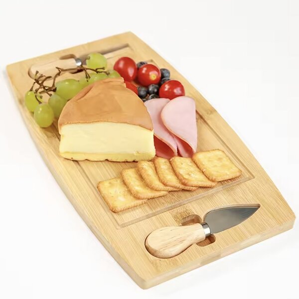 Platou din bambus pentru prezentare si servire branzeturi Pufo Cheese cu 2 accesorii incluse, 33 cm