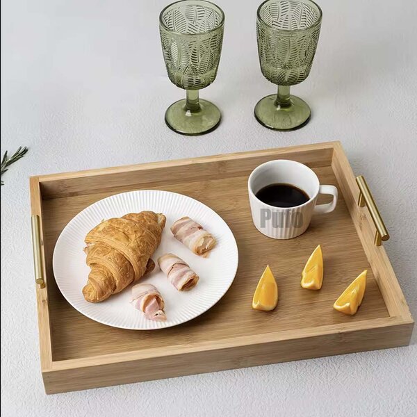 Tava eleganta Pufo din lemn de bambus cu manere metalice pentru servire, 32 x 22 cm