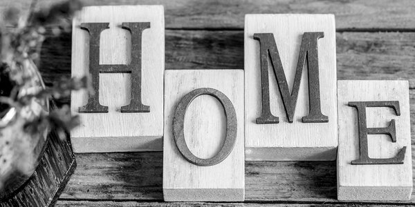 Tablou litere HOME în design alb-negru