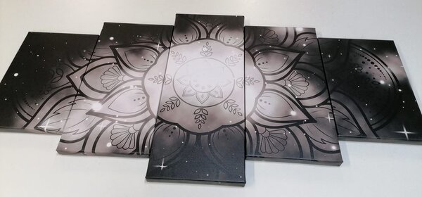 Tablou 5-piese Mandala cu un fundal de galaxie în design alb-negru