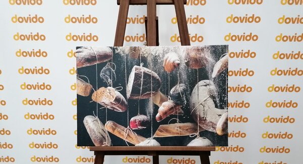 Tablou produse de patiserie agățate pe frânghie
