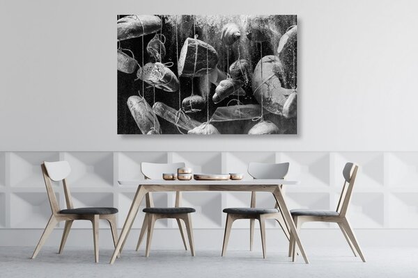 Tablou produse de patiserie agățate pe frânghie în design alb-negru