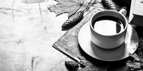 Tablou o cană de cafea cu atingere de toamnă în design alb-negru