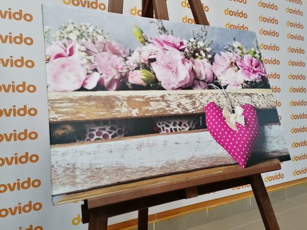 Tablou flori de garoafă într-o cutie de lemn
