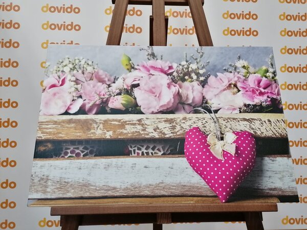 Tablou flori de garoafă într-o cutie de lemn