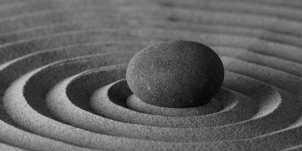 Tablou piatră meditând în design alb-negru