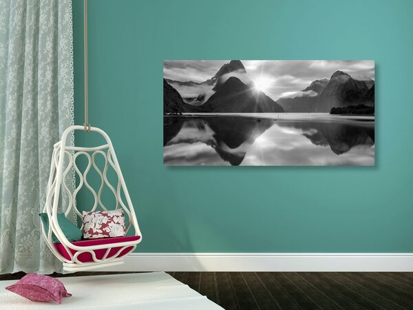 Tablou Milford Sound la răsărit de soare în design alb-negru